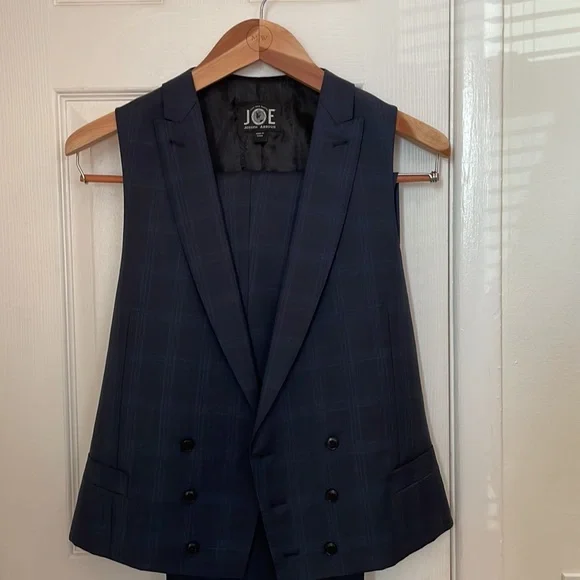 Joseph Abboud 3-piece Slim Fit Custom Suit. Jacket size 40R. Pants size 32R.